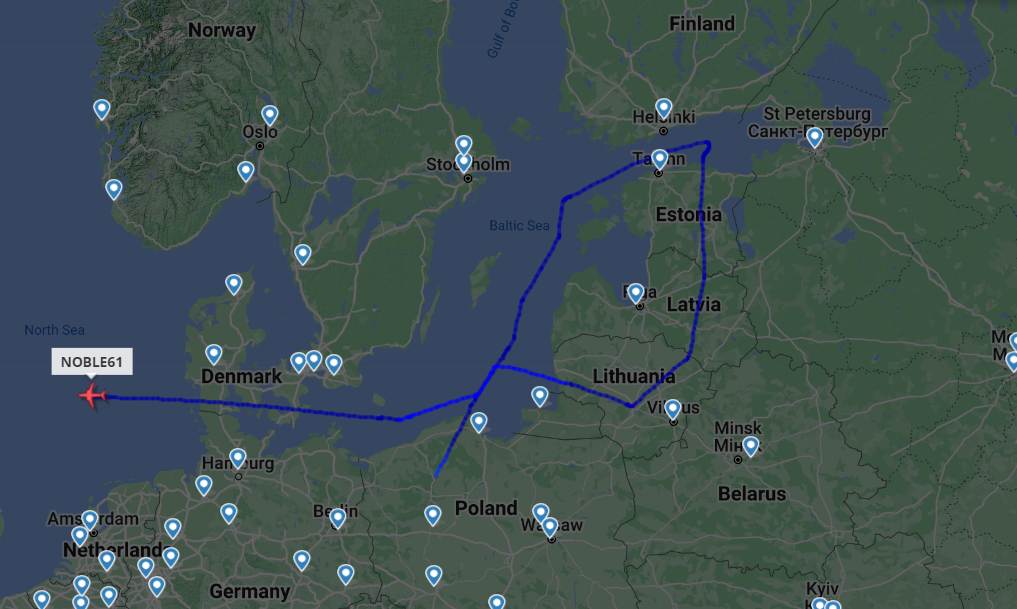 Бомбардувальник США з польськими винищувачами покружляли недалеко від Пітера: трек польоту