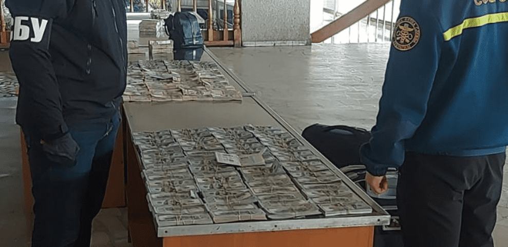 Везли деньги чемоданами: СБУ разоблачила канал контрабанды наличных — фото