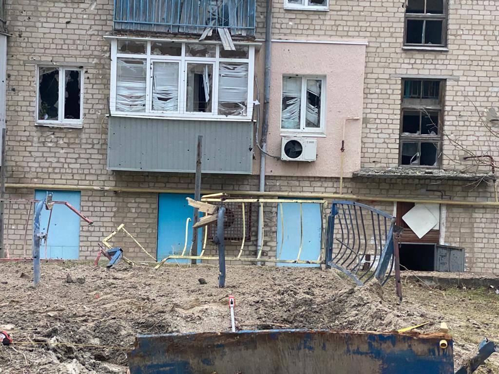 Марганец (фото Днепропетровской ОВА) Россия обстреляла Марганец. Убила двух женщин, повредила многоэтажки и частные дома – фото