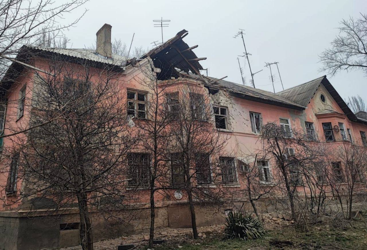 Марганец (фото Днепропетровской ОВА) Россия обстреляла Марганец. Убила двух женщин, повредила многоэтажки и частные дома – фото
