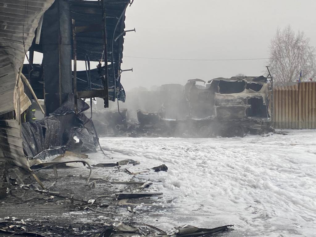 В Борисполе произошел масштабный пожар на АЗС, загорелась автоцистерна с бензином – фото