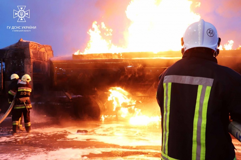 В Борисполе произошел масштабный пожар на АЗС, загорелась автоцистерна с бензином – фото