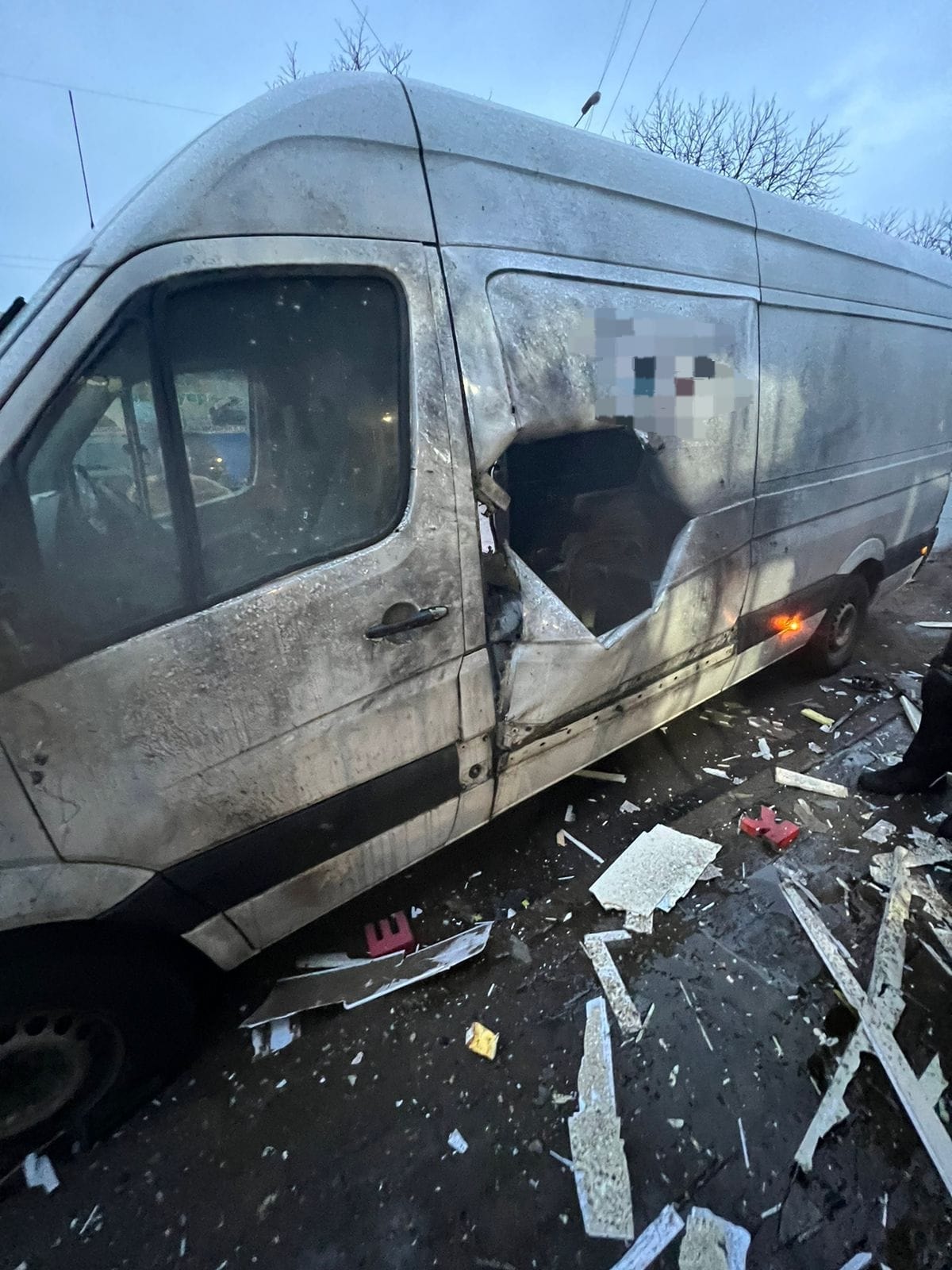 Росія вдарила по Костянтинівці касетними боєприпасами: поранено шістьох осіб - фото