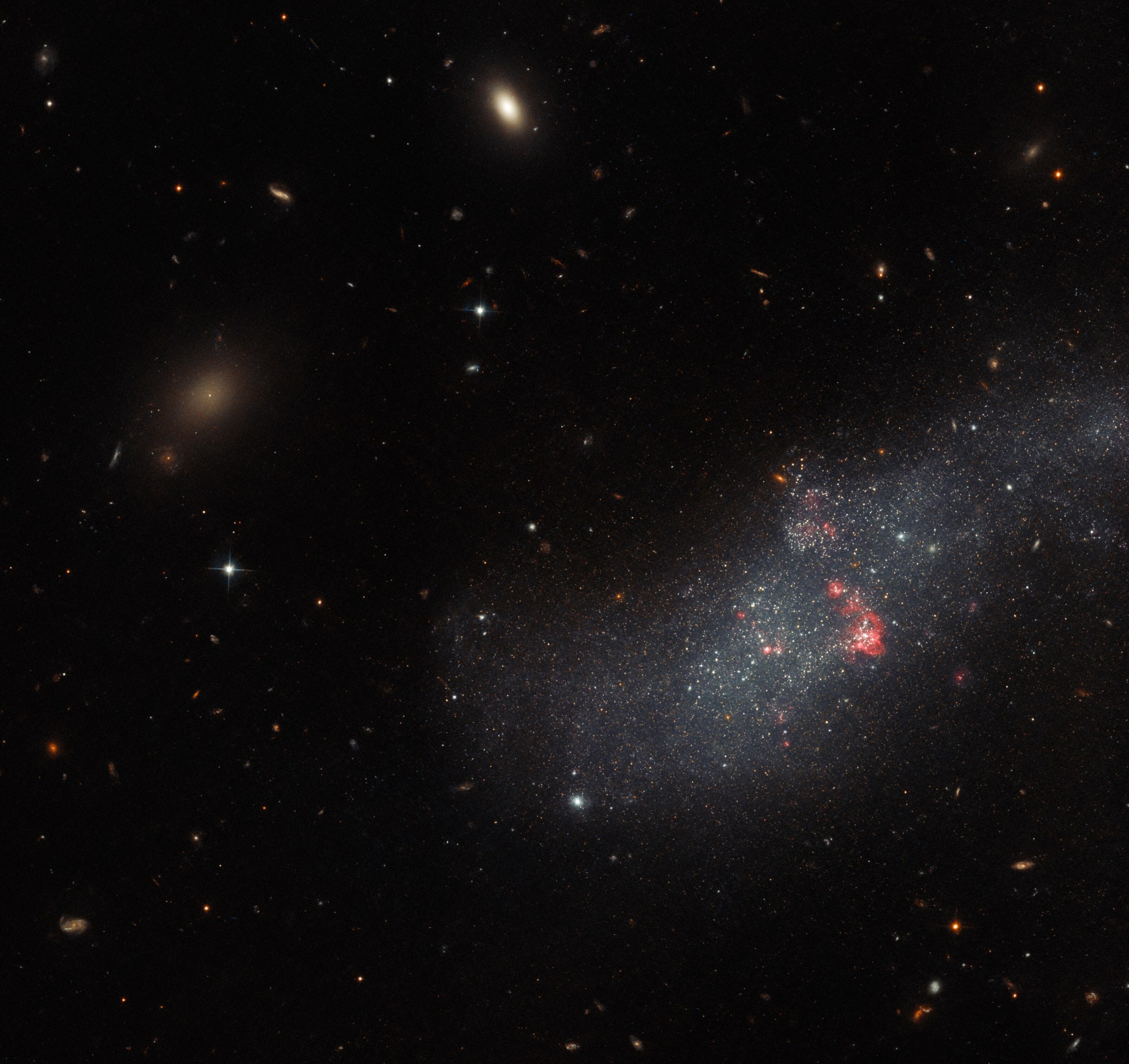 Космический телескоп "Хаббл" показал фото карликовой галактики за 26 млн световых лет