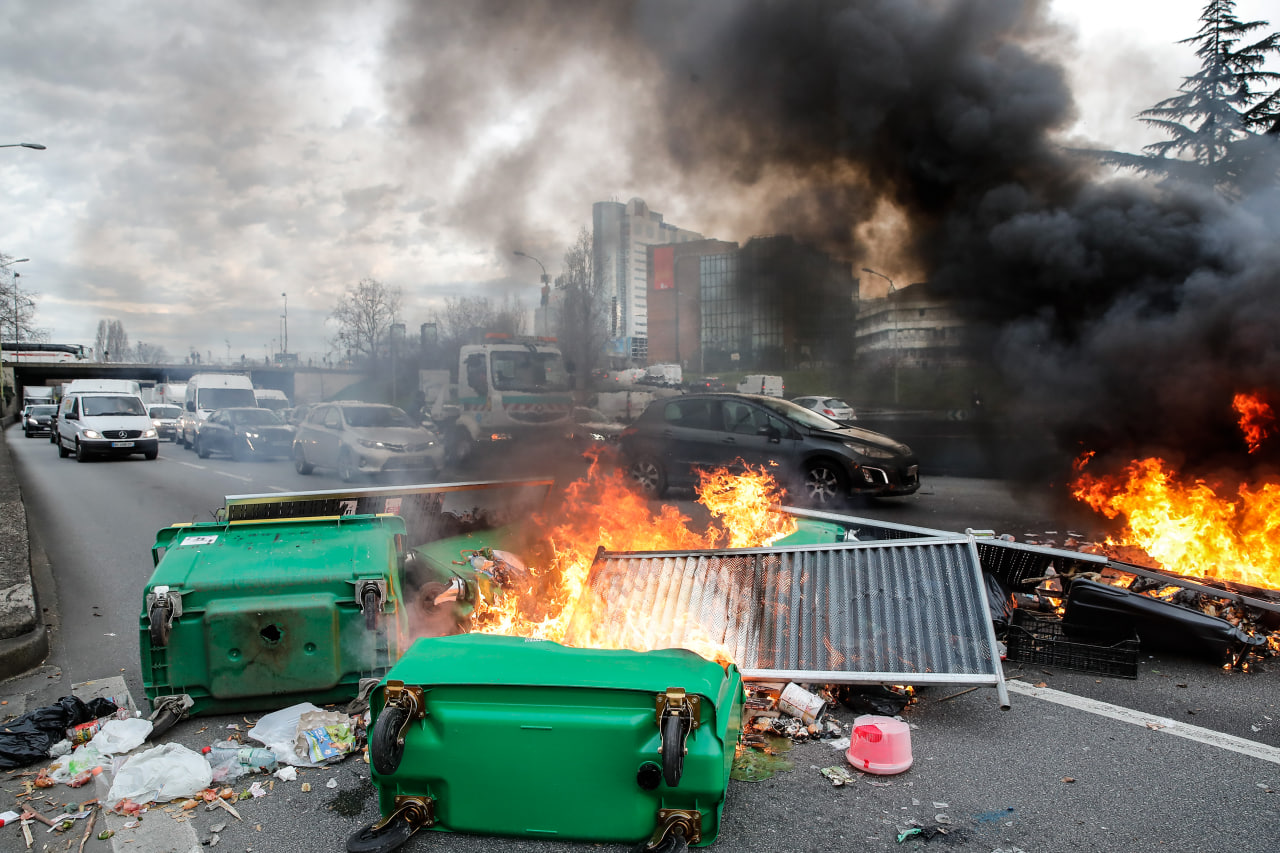 Понад 9 тонн сміття: французькі комунальники долучилися до протестів — фото