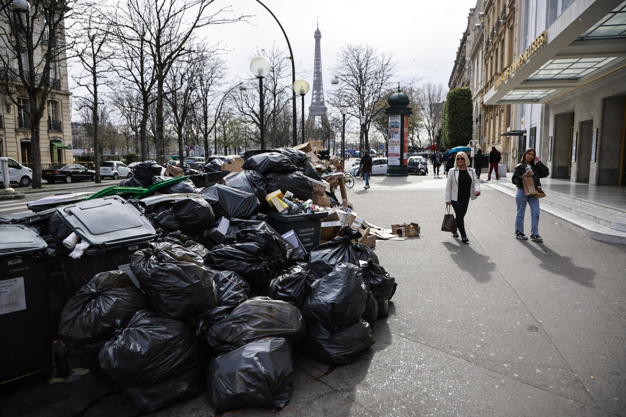 Понад 9 тонн сміття: французькі комунальники долучилися до протестів — фото