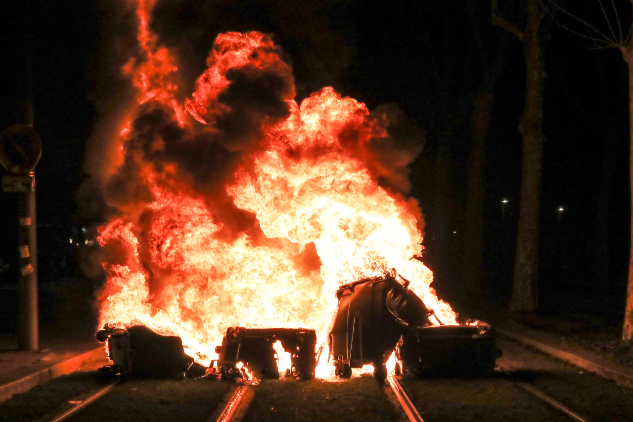 Протесты во Франции (Фото: EPA) Более 9 тонн мусора: французские коммунальщики присоединились к протестам — фото