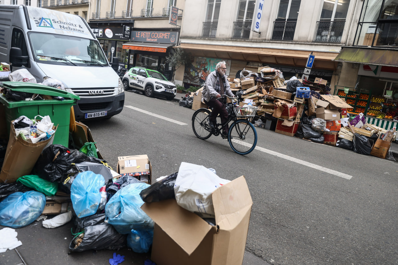 Более 9 тонн мусора: французские коммунальщики присоединились к протестам — фото