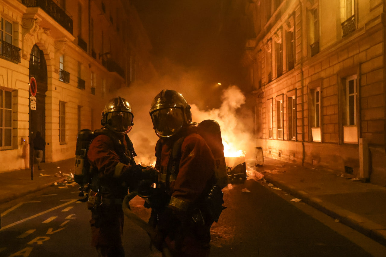 Протесты во Франции (Фото: EPA) Более 9 тонн мусора: французские коммунальщики присоединились к протестам — фото