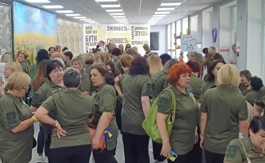 "Война — не то, на чем можно зарабатывать": место ли "пикселю" в гражданском гардеробе