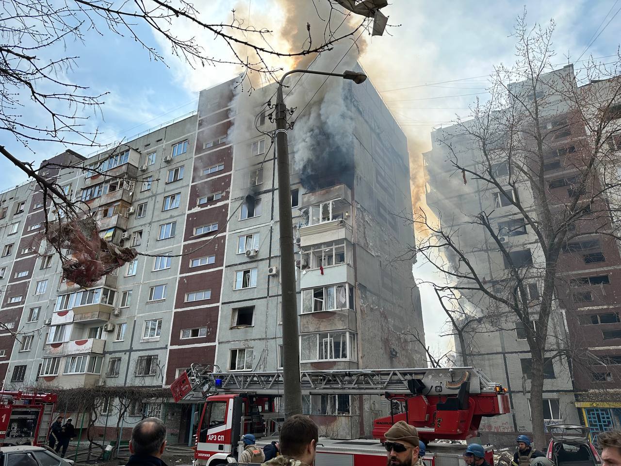 Появилось видео момента ракетного удара россиян по многоэтажке в Запорожье