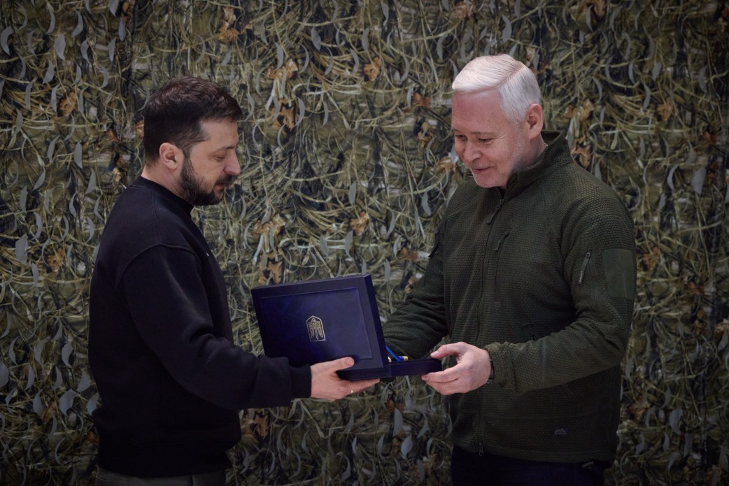 Зеленський вручає Терехову почесний знак Харкова – "Місто-герой України" (фото: Офіс президента) Харків – місто-герой України. Зеленський передав почесний знак меру міста – відео, фото