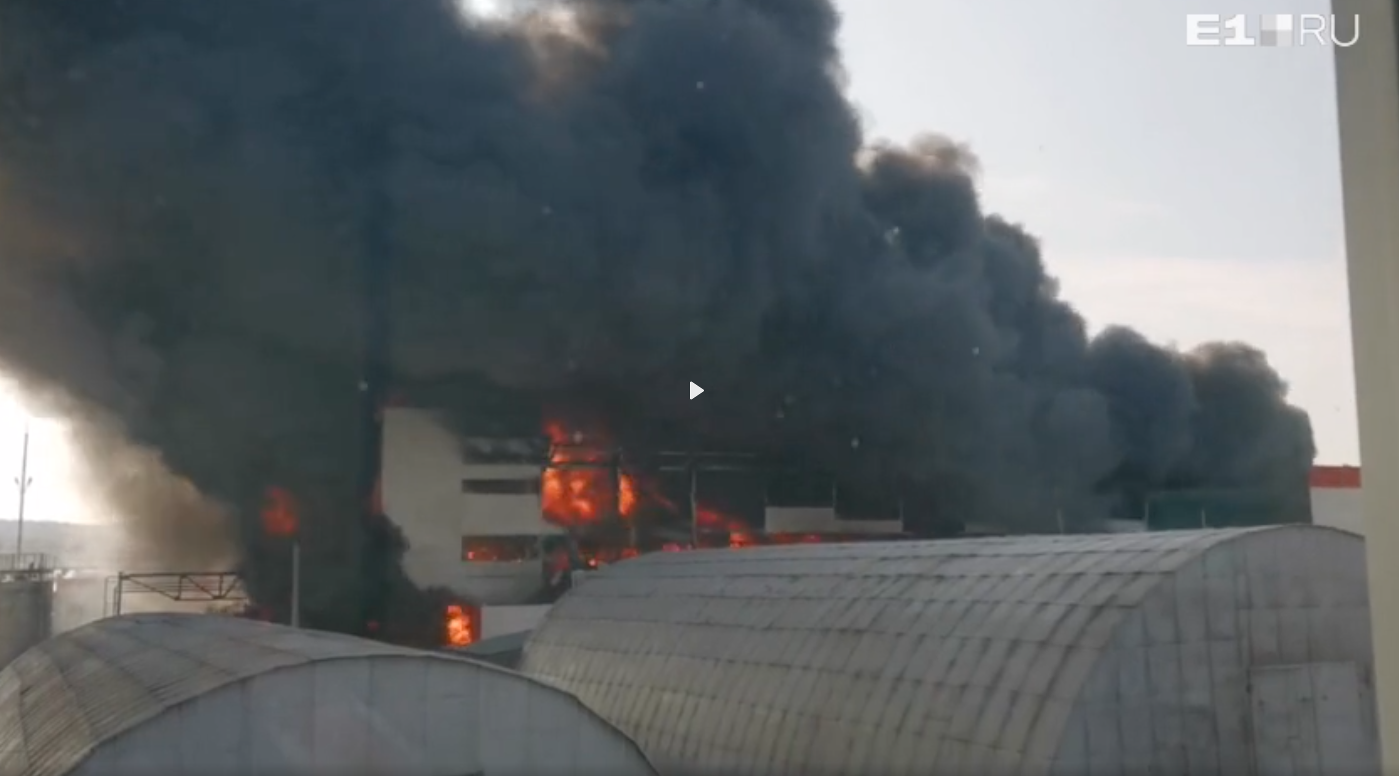 Под Екатеринбургом горит крупный промышленный комплекс — фото