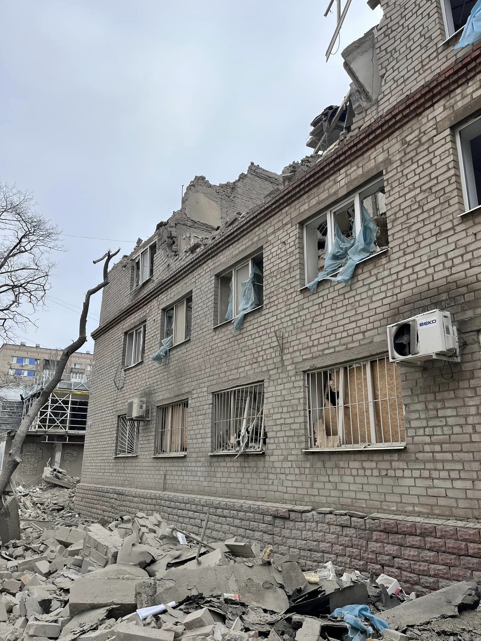 Последствия российского ракетного удара по Краматорску (Фото: Александр Гончаренко) Ночью россияне ударили ракетами по центру Краматорска, разрушили пятиэтажку – фото, видео