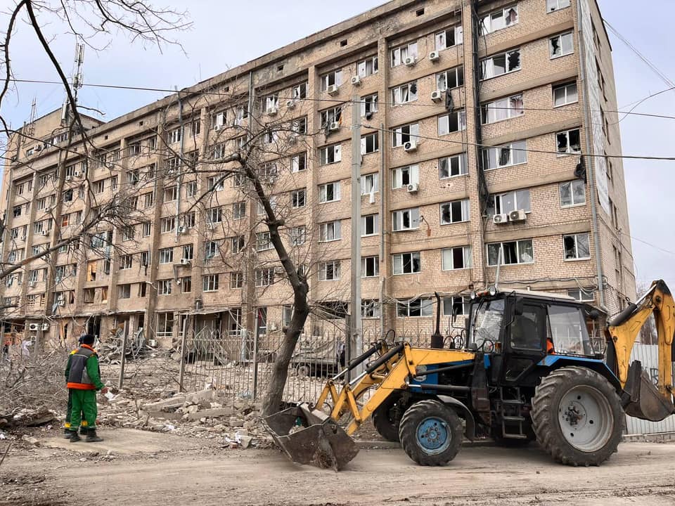 Последствия российского ракетного удара по Краматорску (Фото: Александр Гончаренко) Ночью россияне ударили ракетами по центру Краматорска, разрушили пятиэтажку – фото, видео