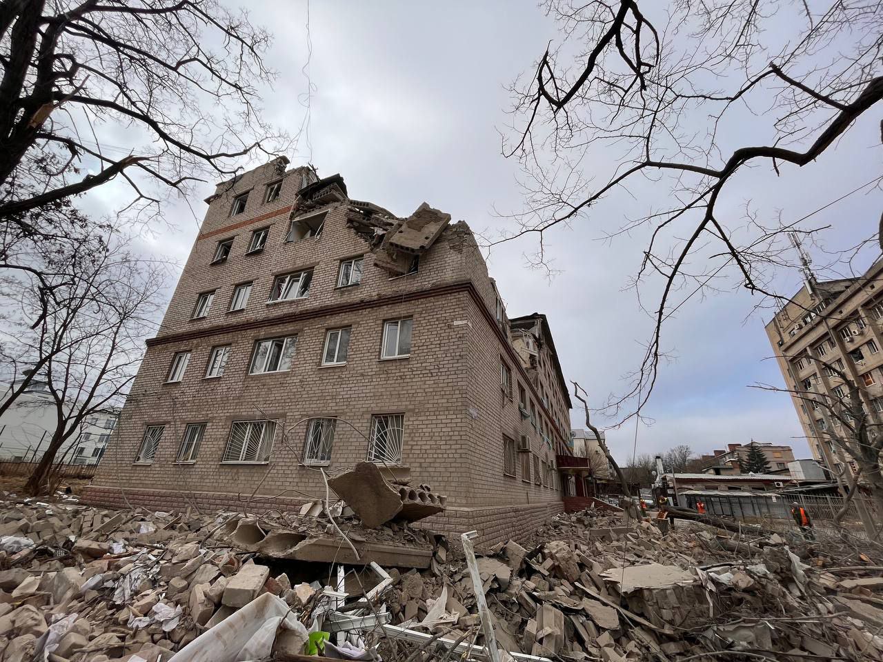 Ночью россияне ударили ракетами по центру Краматорска, разрушили пятиэтажку – фото, видео