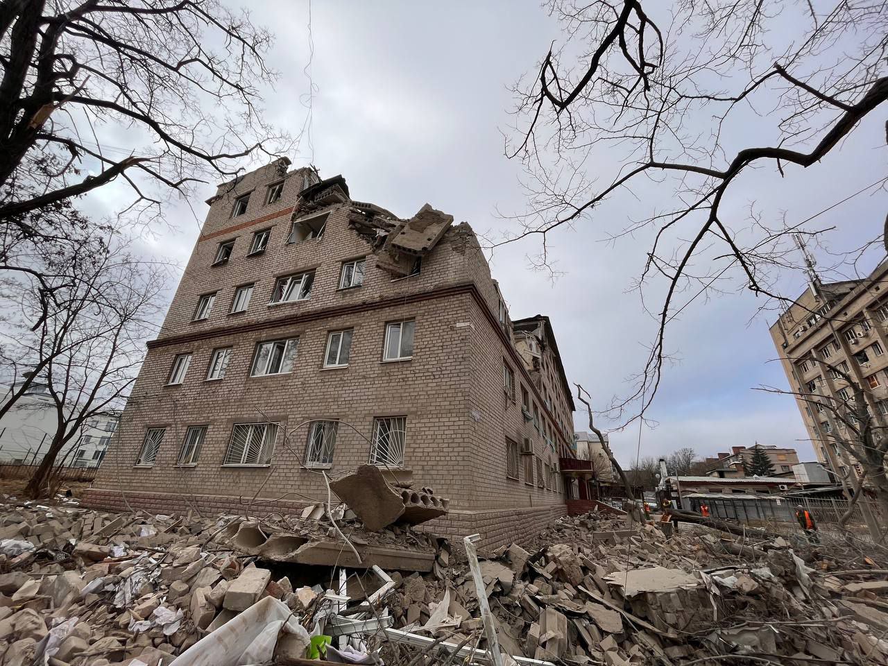 Последствия российского ракетного удара по Краматорску (Фото: Александр Гончаренко) Ночью россияне ударили ракетами по центру Краматорска, разрушили пятиэтажку – фото, видео