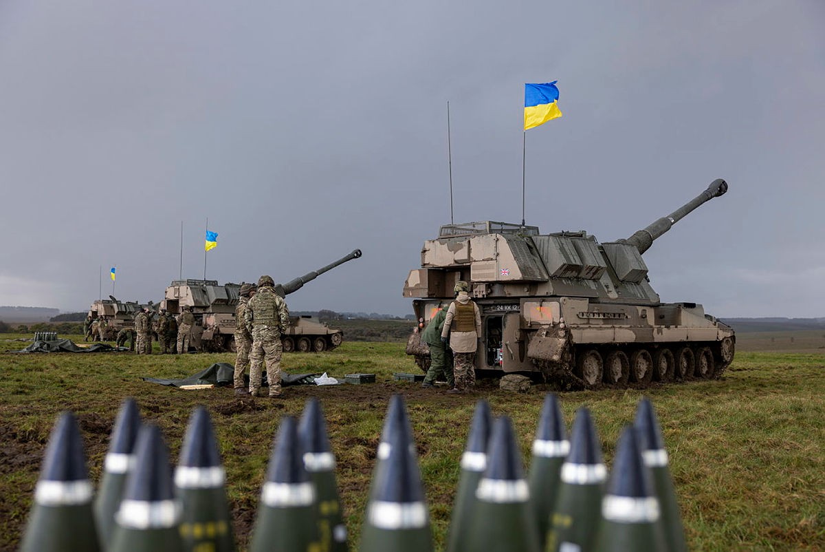 Минобороны Британии показало, как украинские военные осваивают САУ AS90 – фото