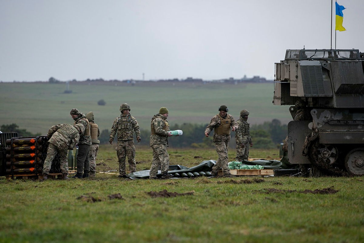 Фото: Министерство обороны Великобритании Минобороны Британии показало, как украинские военные осваивают САУ AS90 – фото