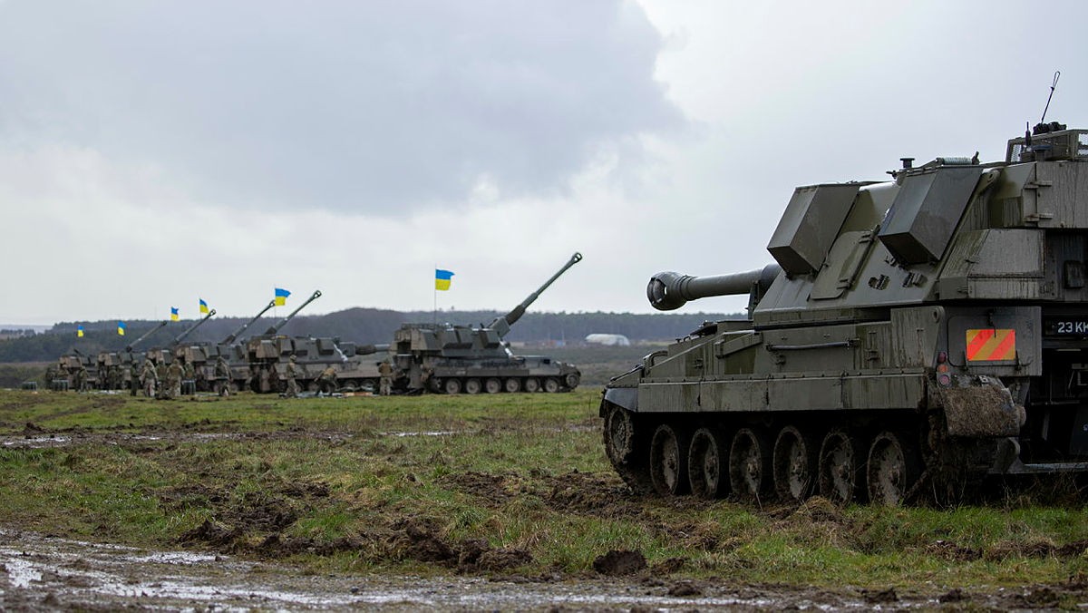 Фото: Министерство обороны Великобритании Минобороны Британии показало, как украинские военные осваивают САУ AS90 – фото