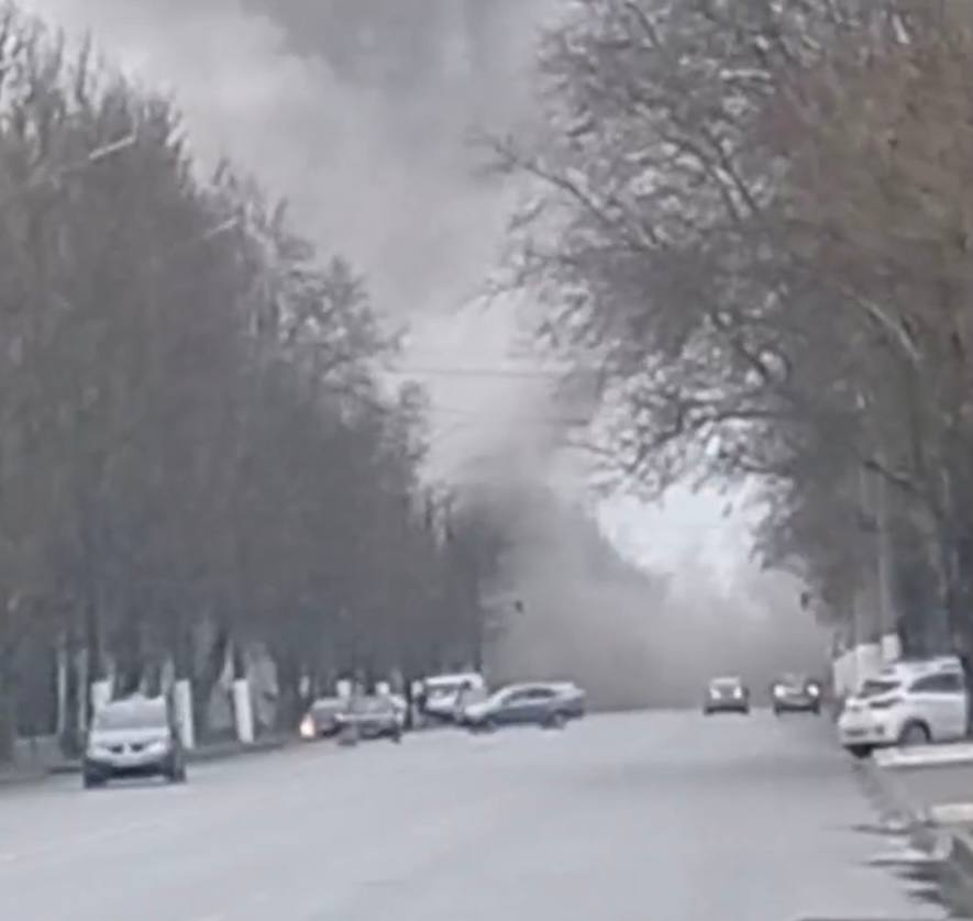 Наслідки вибухів у Мелітополі (Фото: ТГ Івана Федорова) У Мелітополі пролунали вибухи. Пишуть про руйнування кількох будівель з окупантами – фото