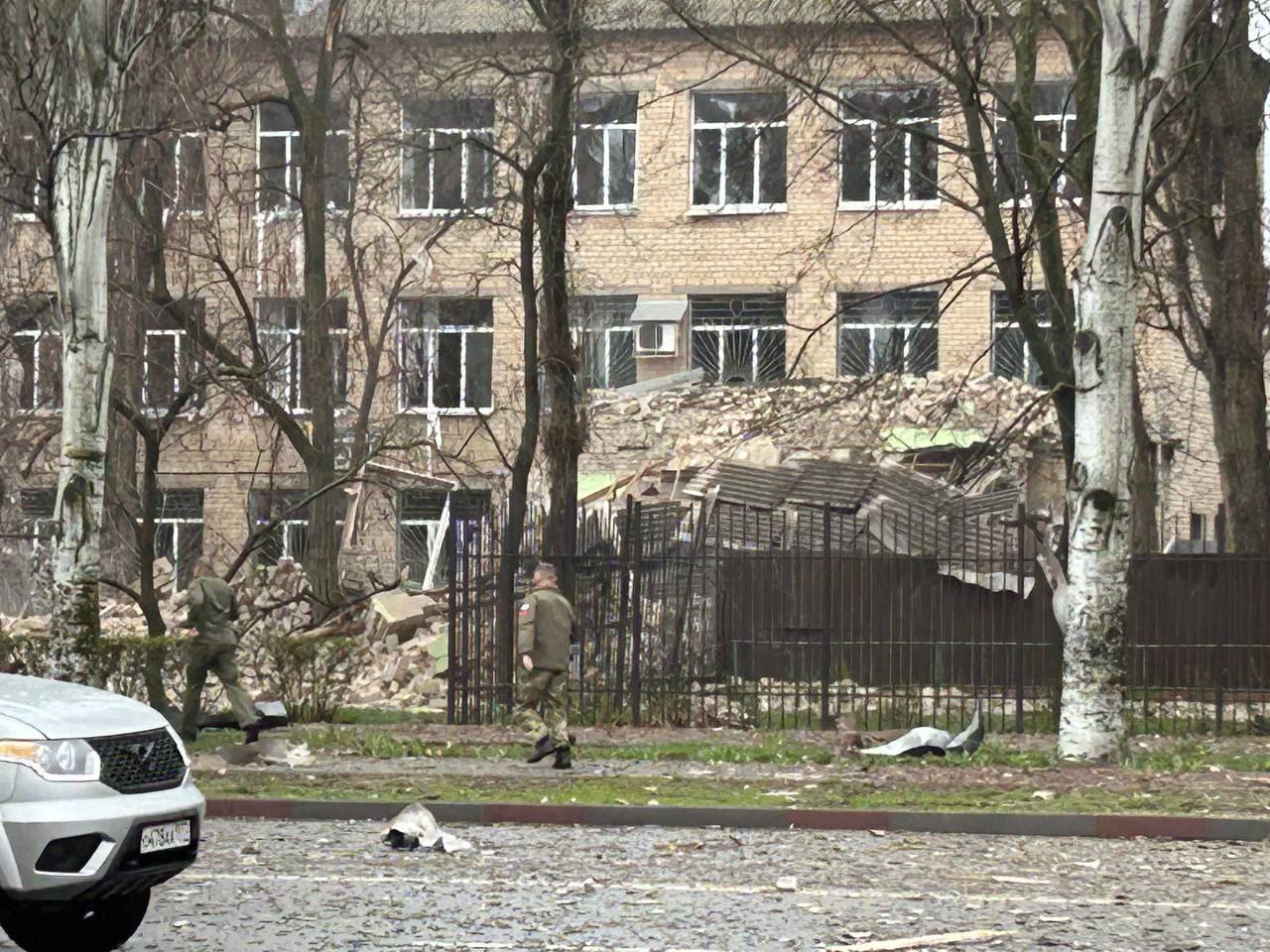Наслідки вибухів у Мелітополі (Фото: ТГ Івана Федорова) У Мелітополі пролунали вибухи. Пишуть про руйнування кількох будівель з окупантами – фото