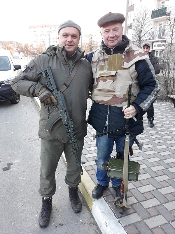 Петро Мазін (справа) та Віталій Кривенко (загинув 5 березня 2022 року). Фото надане Мазіним Бій на Вокзальній. Як захисники Бучі зламали план Путіна на Київ за три дні: реконструкція