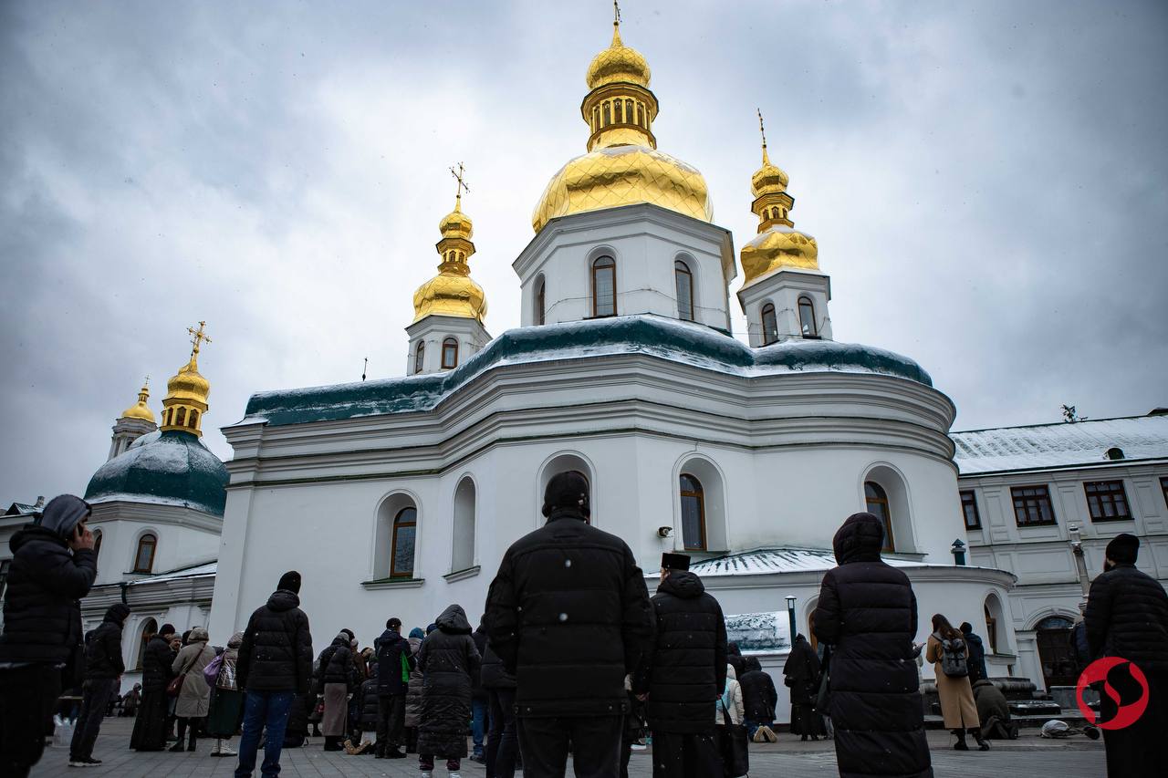 "Ми тут назавжди". Як пройшов (не) останній день УПЦ МП в Києво-Печерській лаврі