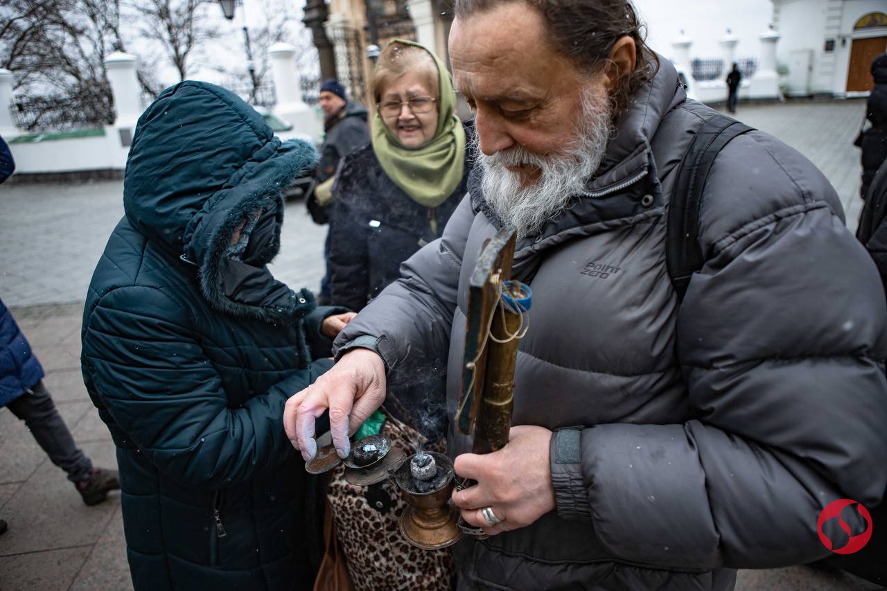 "Ми тут назавжди". Як пройшов (не) останній день УПЦ МП в Києво-Печерській лаврі