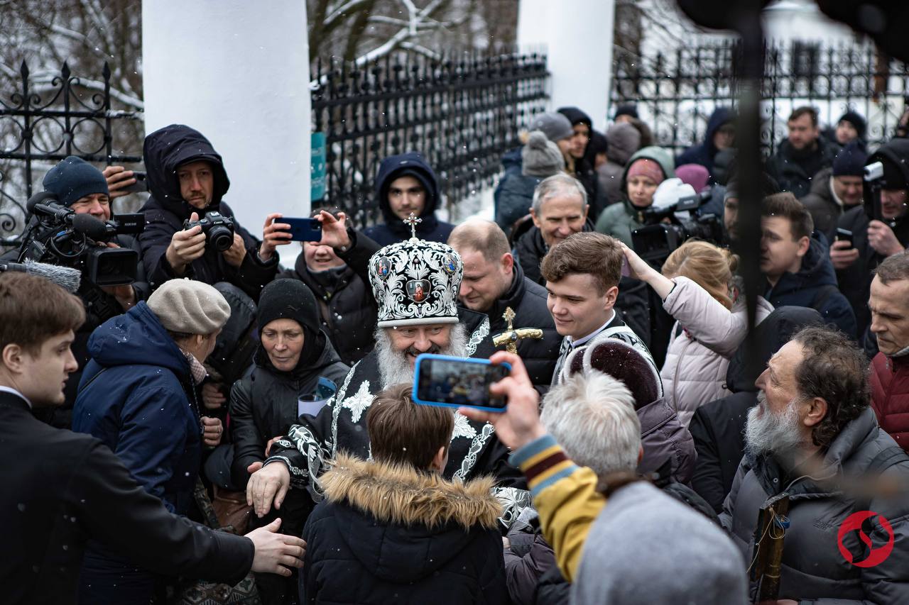 "Ми тут назавжди". Як пройшов (не) останній день УПЦ МП в Києво-Печерській лаврі