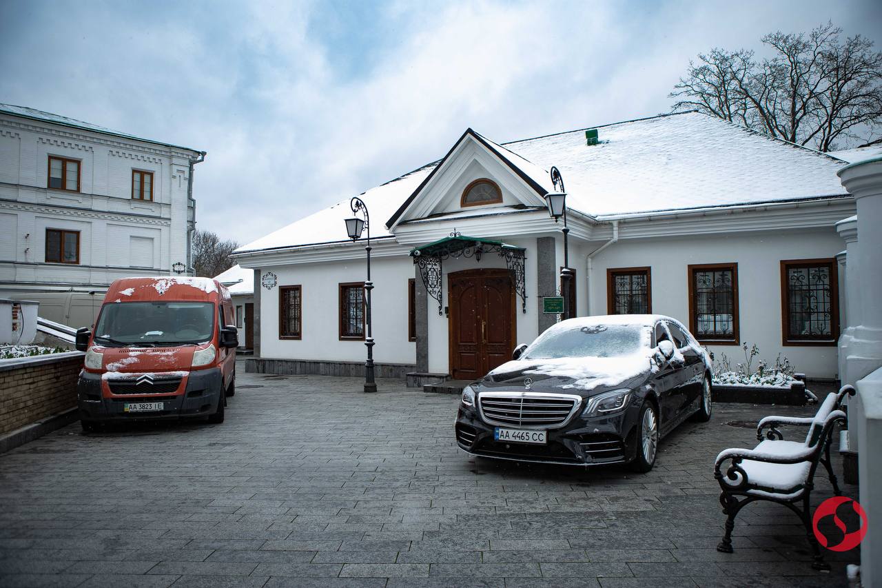 "Ми тут назавжди". Як пройшов (не) останній день УПЦ МП в Києво-Печерській лаврі
