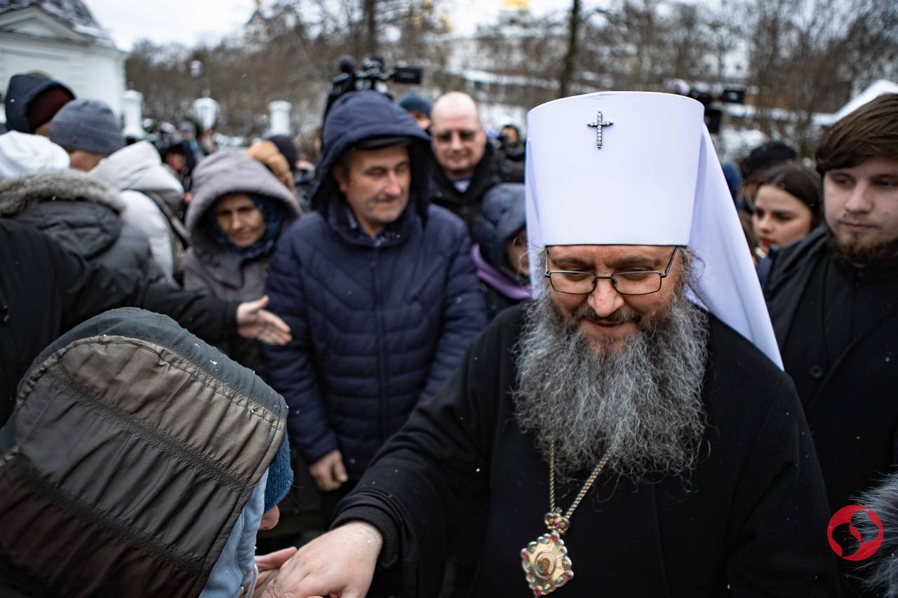 "Ми тут назавжди". Як пройшов (не) останній день УПЦ МП в Києво-Печерській лаврі