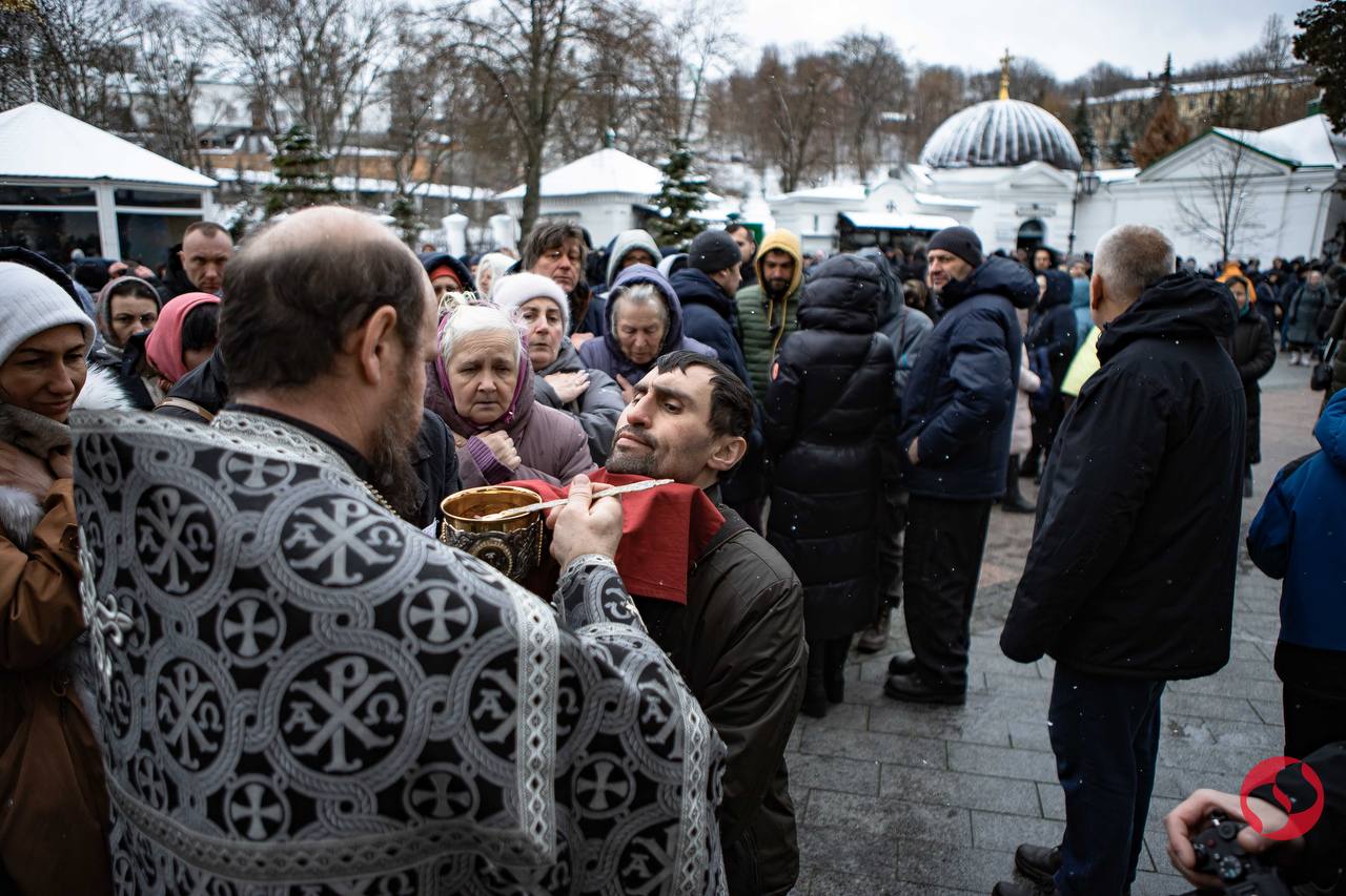 "Ми тут назавжди". Як пройшов (не) останній день УПЦ МП в Києво-Печерській лаврі
