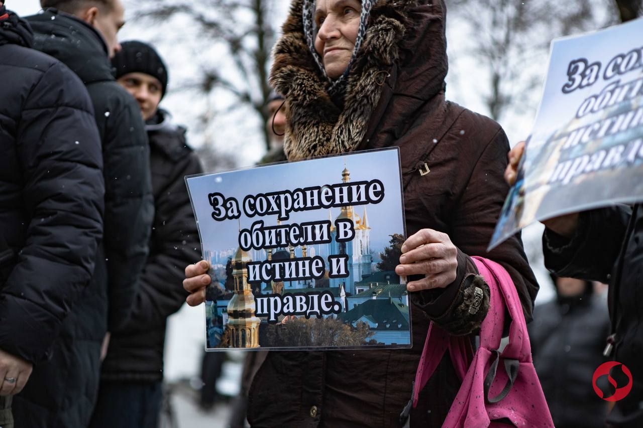 "Ми тут назавжди". Як пройшов (не) останній день УПЦ МП в Києво-Печерській лаврі