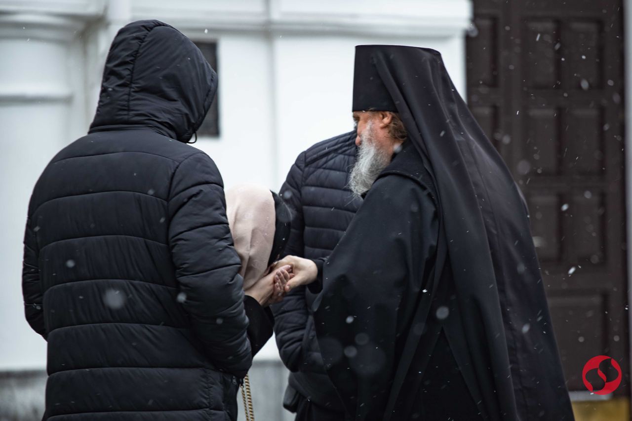 "Ми тут назавжди". Як пройшов (не) останній день УПЦ МП в Києво-Печерській лаврі