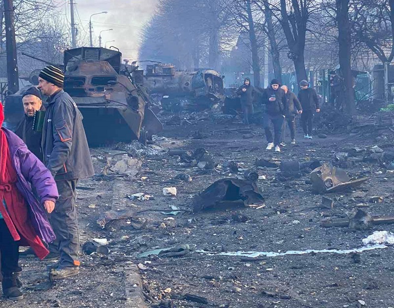 Уничтожено колону російської техніки на Вокзальній. Фото – Facebook міського голови Бучі Бій на Вокзальній. Як захисники Бучі зламали план Путіна на Київ за три дні: реконструкція