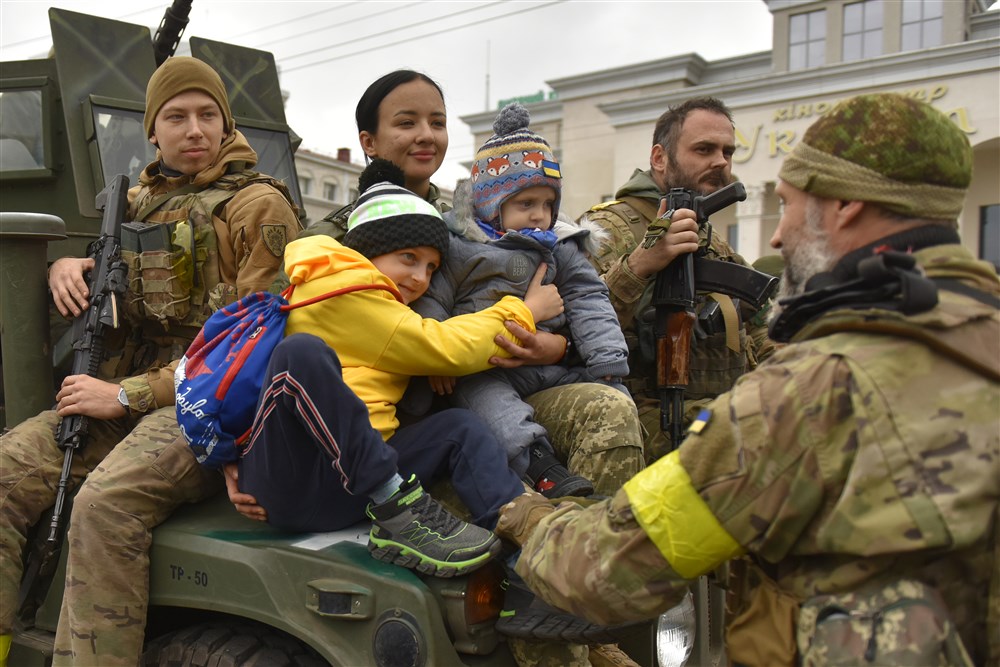 Украинские военные помогают детям в Херсоне. Фото: ЕРА