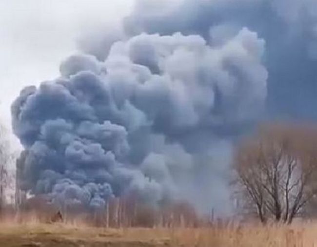Под Брянском масштабный пожар на птицефабрике, погиб один человек – фото