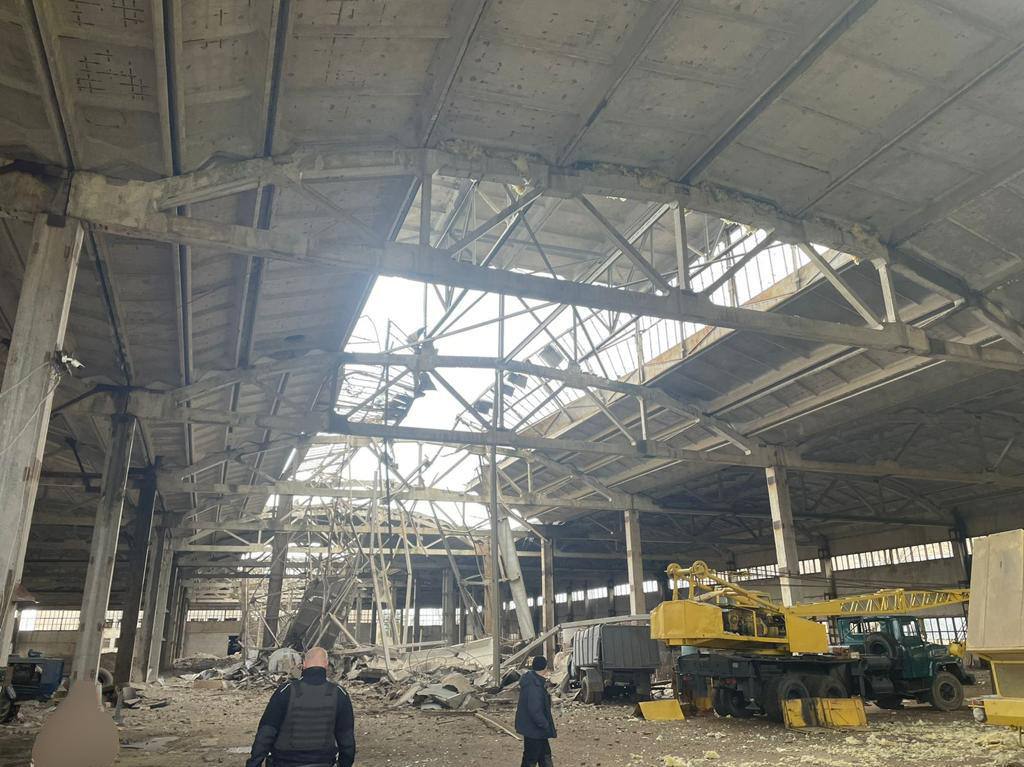 Фото: t.me/olexandrprokudin Росія обстріляла керованими авіабомбами підприємство на Херсонщині – фото