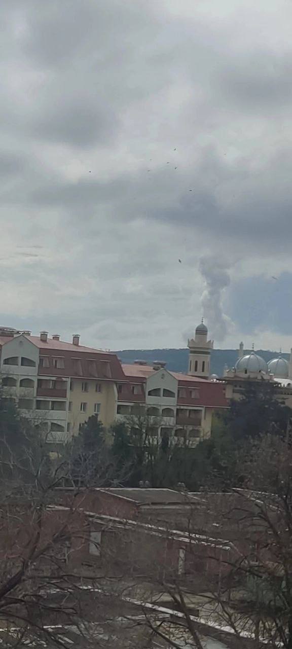 Дым над Феодосией после взрывов (Фото: скриншот с видео)