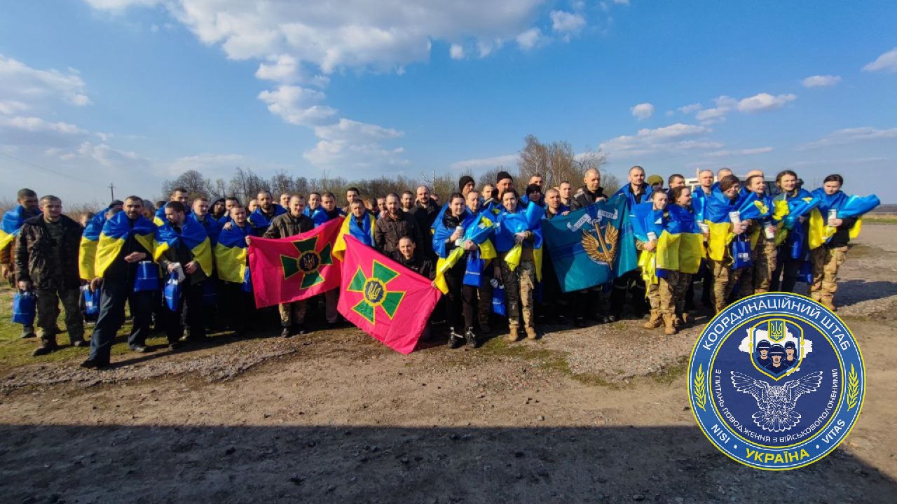 В Украину из плена РФ вернулись 100 военных: почти половина с ранениями или болезнями