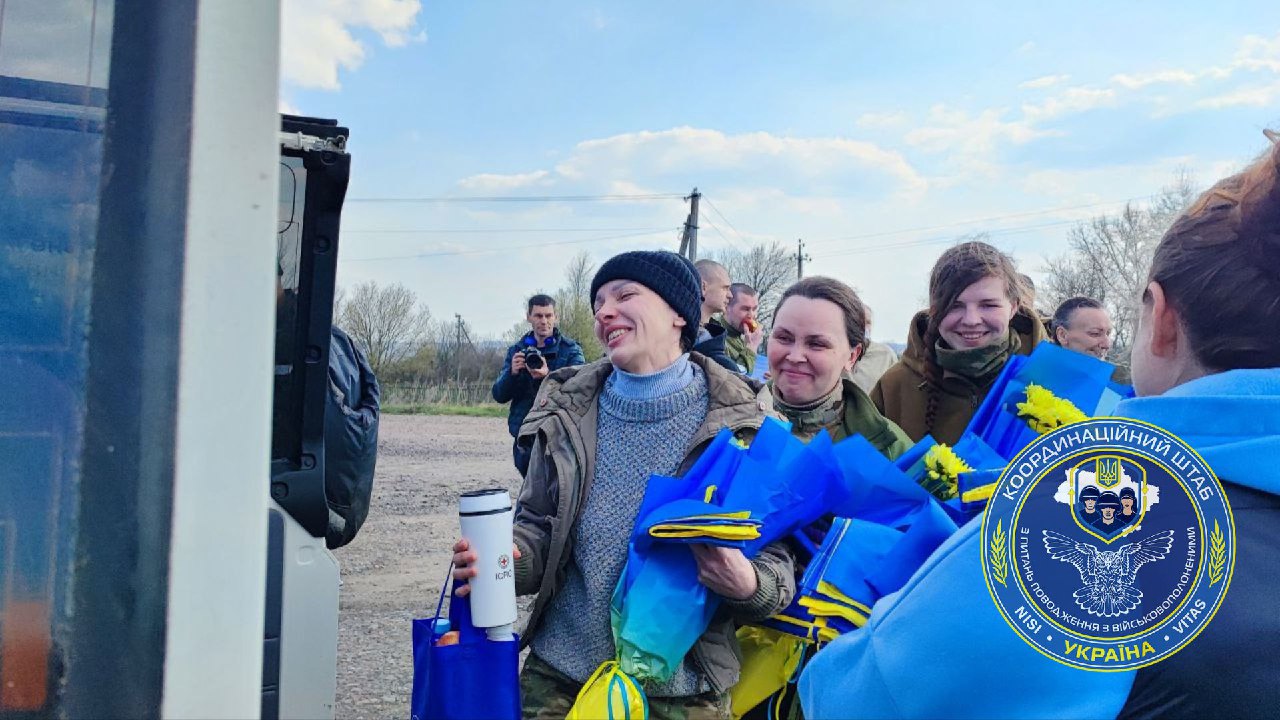 В Украину из плена РФ вернулись 100 военных: почти половина с ранениями или болезнями