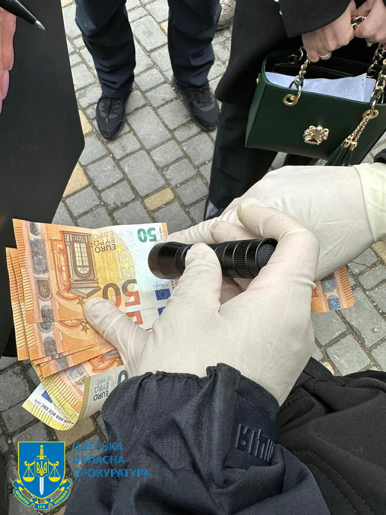 Инспектор Одесской таможни попался на откатах за пропуск валюты - СБУ