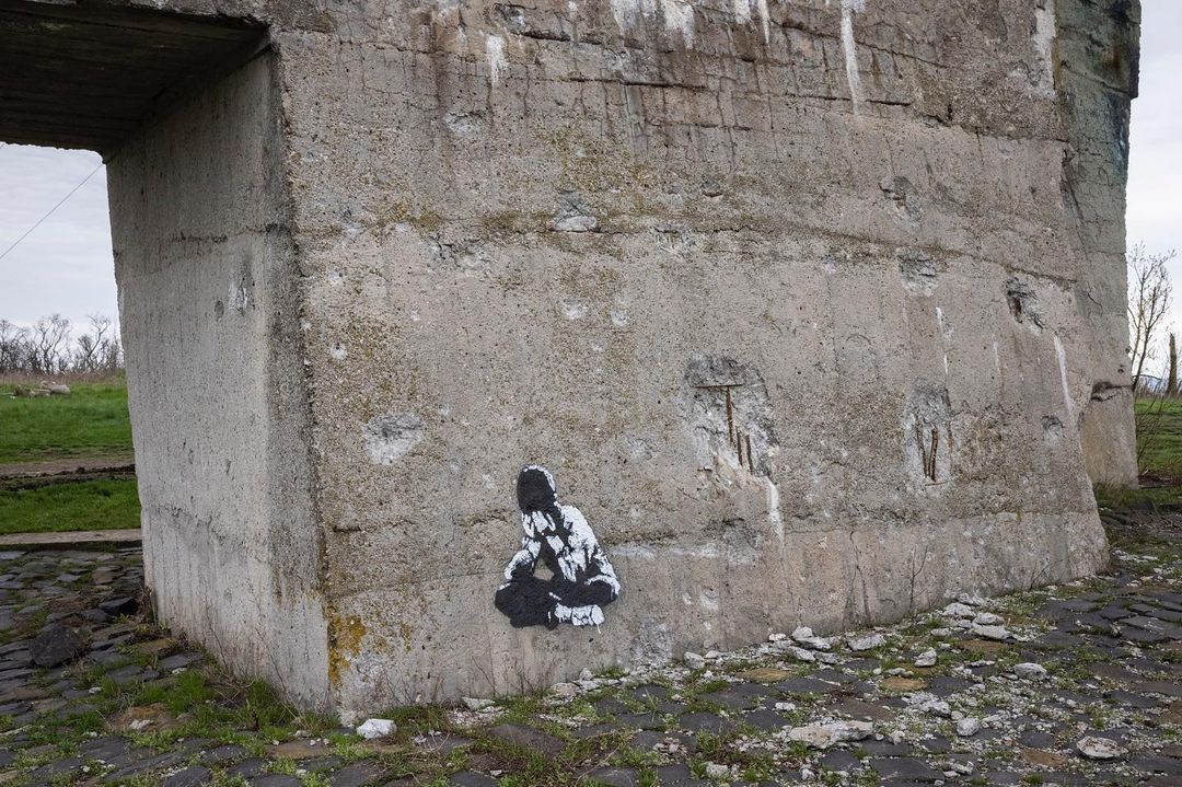 В Изюме нашли граффити, похожее на работу Бэнкси. В Ирпене снесут дом с "Гимнасткой"