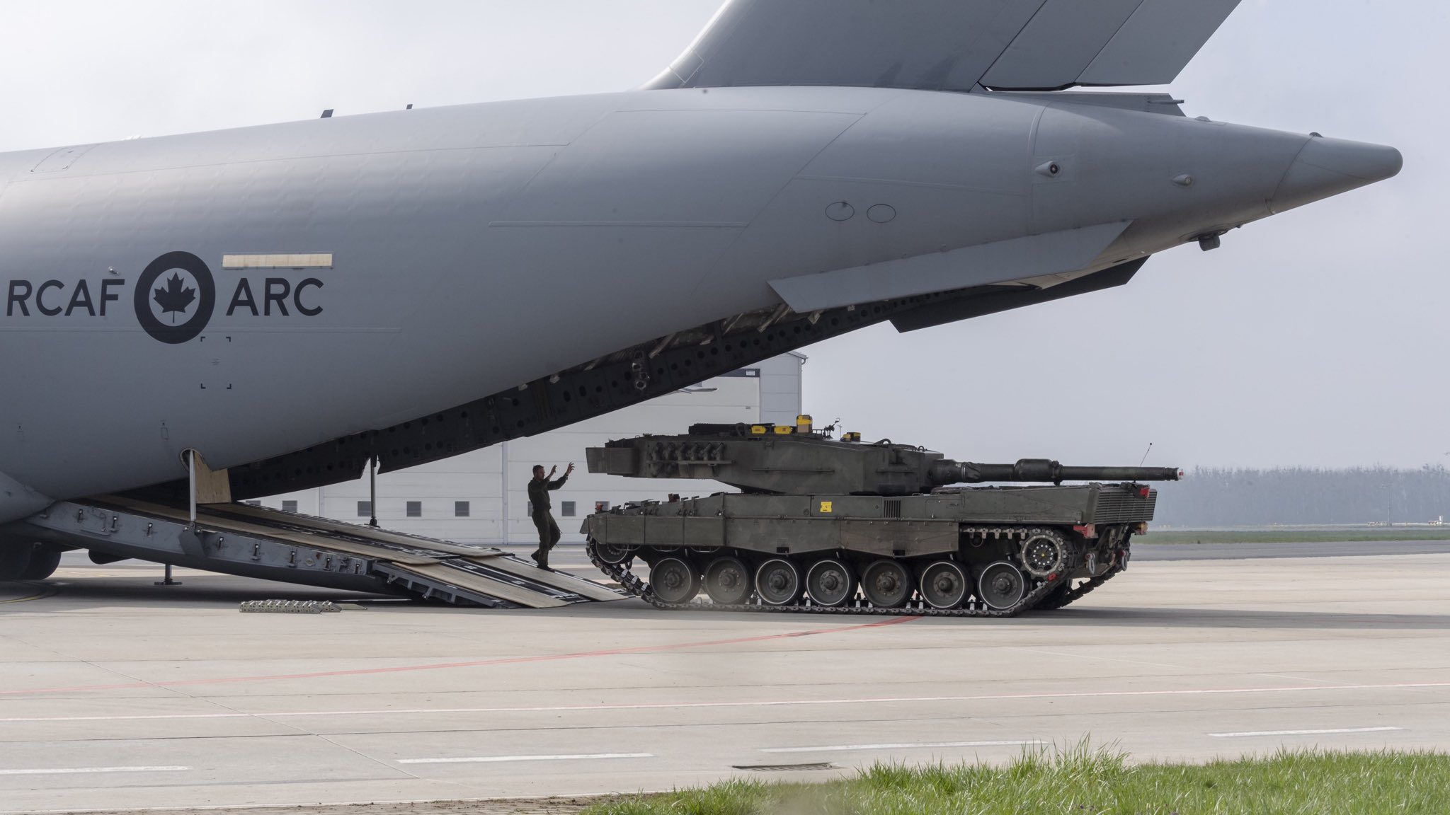 Канадские Leopard 2 для Украины (Фото - Twitter Anita Anand)