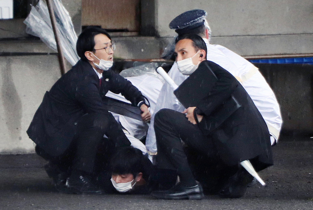 В Японии возле места выступления премьера прозвучал взрыв, подозреваемый арестован – видео