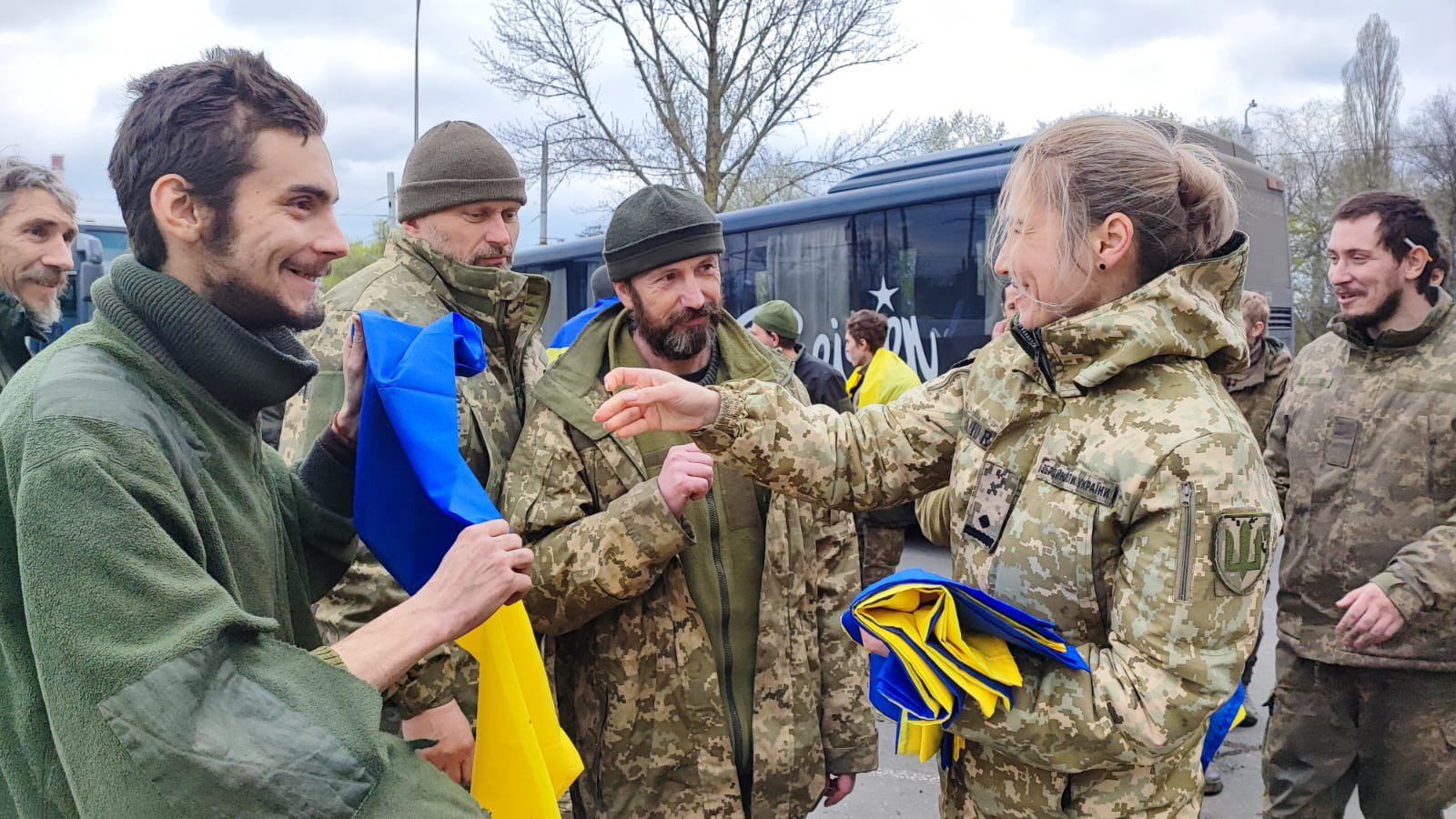 Пасхальный обмен пленными. Появилось видео возвращения украинцев