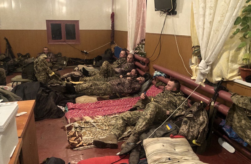 "На нашу часть сбросили полутонные бомбы ФАБ-500". История Героя Украины Дениса Дикого