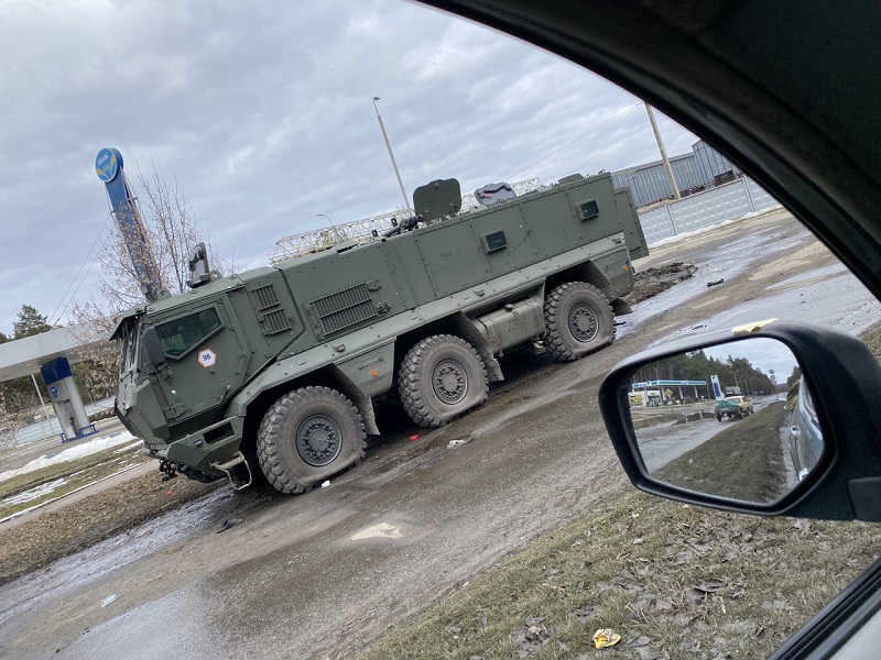 "На нашу часть сбросили полутонные бомбы ФАБ-500". История Героя Украины Дениса Дикого