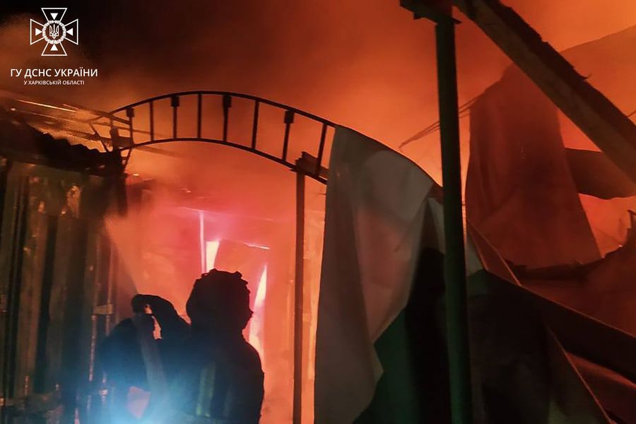 Пожар в Волчанске в результате российского авиаудара (Фото: ГСЧС) Вчера россияне нанесли авиаудар по центру Волчанска, есть погибшие – фото